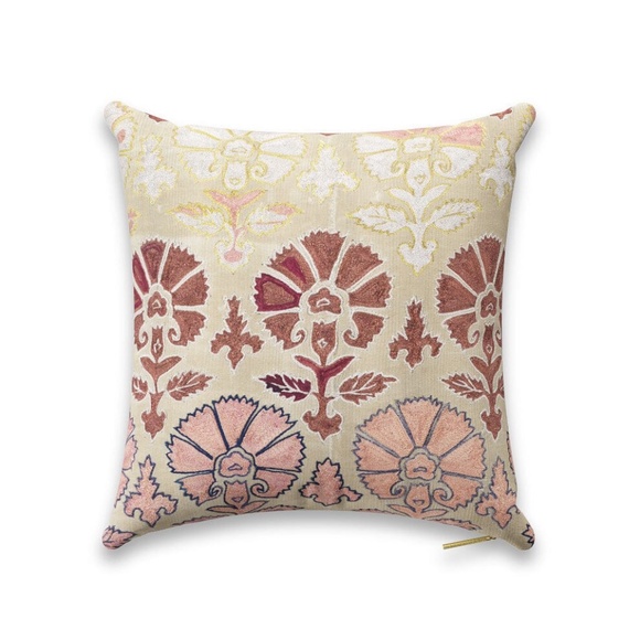 ST FRANK BLUSH DAISY SUZANI PILLOW